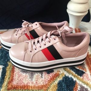 Women’s size 8 platform tennis shoe